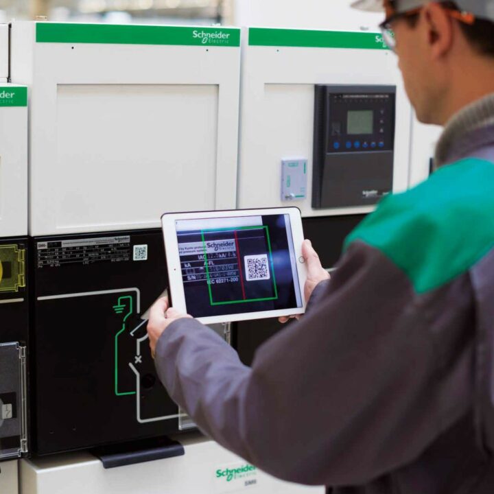 Schneider Electric SM6 serisi hücrelerde QR kod okutma özelliği ile gelir.