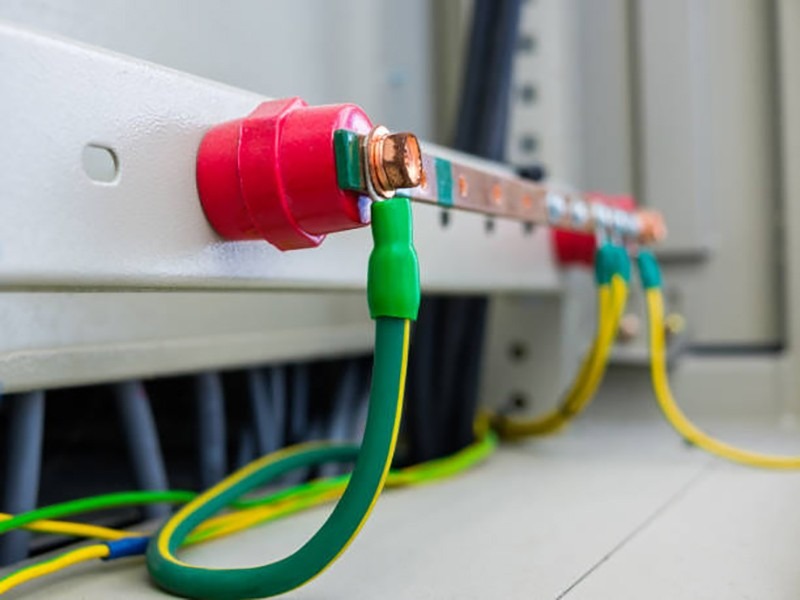 Topraklama elektrik tesisatlarının güvenliğinin temelini oluşturur.