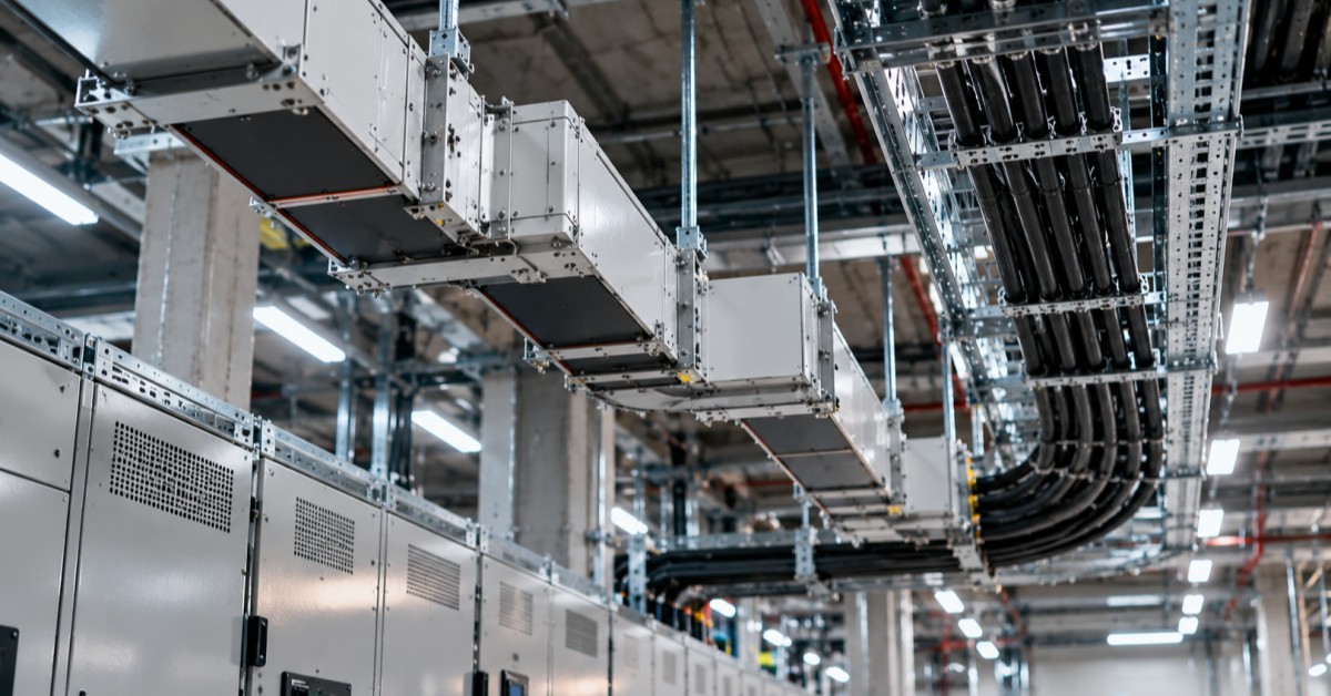 Elektrik Dağıtım Sistemlerinde Busbar ve Kablo Kullanımı: Hangisi Daha Avantajlı?